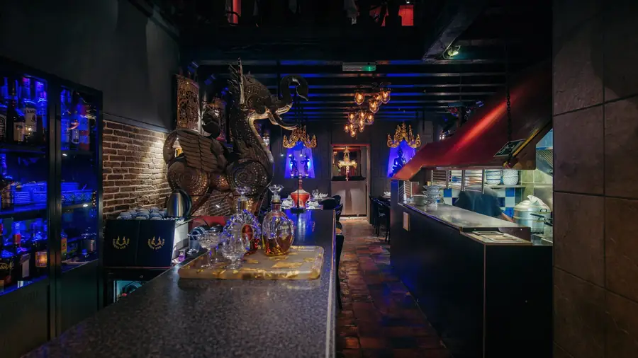 Brede blik op de bar en de keuken achterin