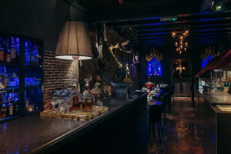 De bar met lamp, Thaise olifant en lichtgevende flessenkast