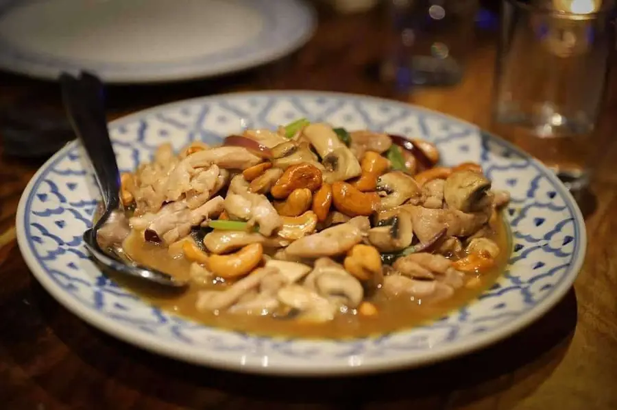 Kip met cashewnoten en champignons