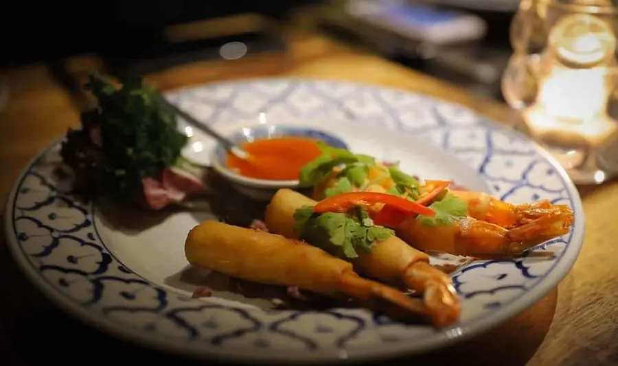 Gefrituurde garnalenrol met dipsaus