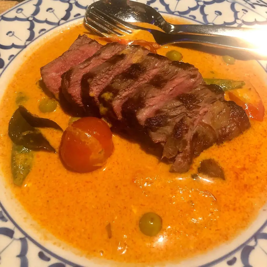 Plakjes rundvlees in rode curry met tomaatjes