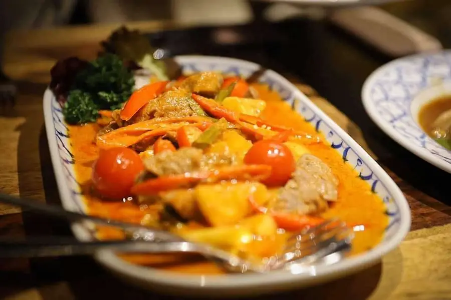 Rode curry in een langwerpige blauw-witte schaal