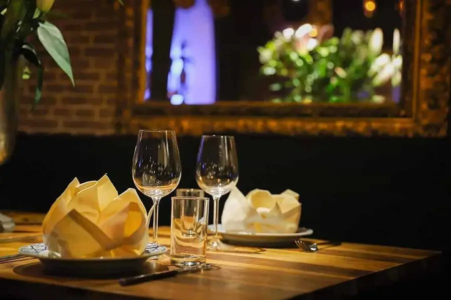Wijnglazen en een servet in lotusvorm op tafel