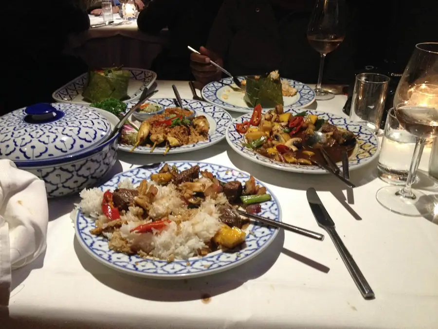 Tafel vol schalen met roerbakgerechten en rijst