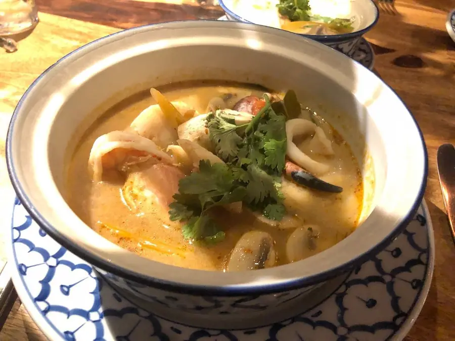 Kom Thaise soep met garnalen en inktvis