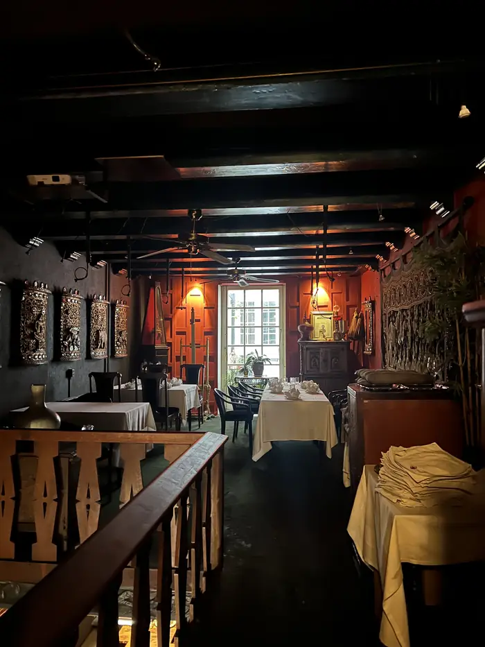 Zaal met houten balken en een trapleuning